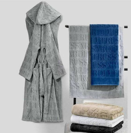 Accappatoio trussardi overlogo unisex in spugna di puro cotone jaquard con cappuccio tasche e cinta capo di alta qualità Casa e cucina/Tessili per la casa/Biancheria da bagno/Asciugamani/Set di asciugamani Puleo Casa - Palermo, Commerciovirtuoso.it