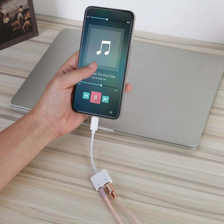 Adattatore-lightning-2-in-1-con-ingresso-per-cuffie-e-caricabatterie-lightning-ricarica-e-ascolto-simultaneamente
