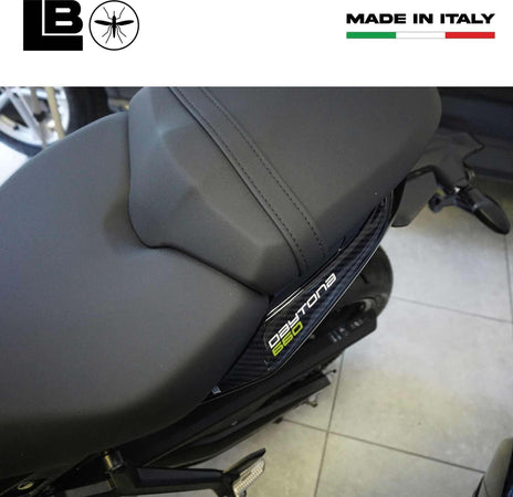Adesivi-3D-protezioni-Fianchetti-moto-compatibili-con-Triumph-Daytona-660-2024