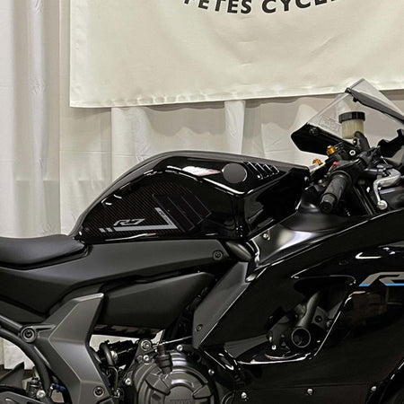 Adesivi-3D-protezioni-laterali-serbatoio-compatibili-con-Yamaha-R7-2021-2024