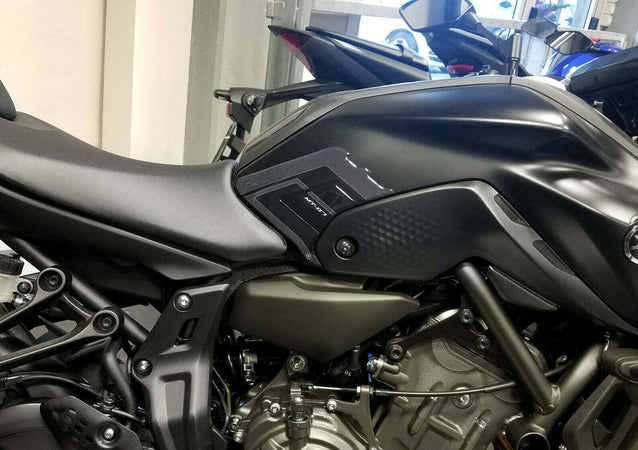 Adesivi-3D-protezioni-laterali-serbatoio-moto-compatibili-Yamaha-MT-07-dal-2021