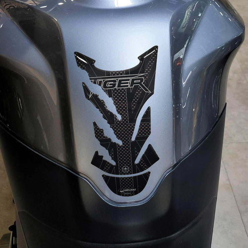 ADESIVI/STICKERS-PARASERBATOIO-3D-CARBONIO-compatibile-per-MOTO-TRIUMPH-TIGER