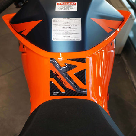 Adesivo-3D-Paraserbatoio-BASSO-compatibile-con-moto-KTM-1290-Super-Duke-R-2021