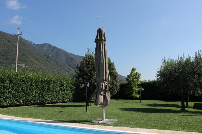 ALABARDA---ombrellone-da-giardino-5x5-palo-centrale-Tortora-Milani-Home
