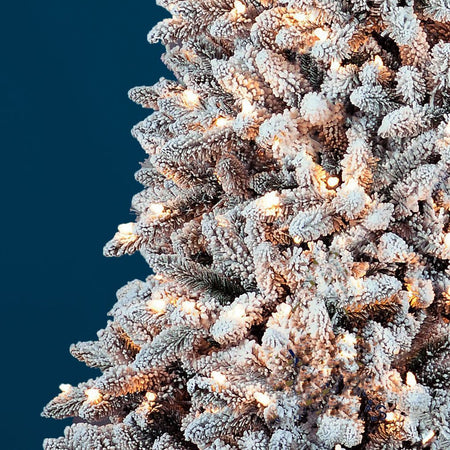 Albero di Natale Innevato con base tronco e luci led "Marmolada" in PE Effetto Real Touch + PVC + Flock