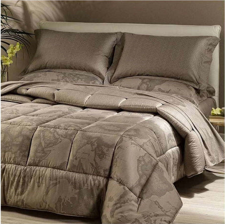 Alviero Martini Trapunta Matrimoniale In Raso Di Cotone Geo Classic Tortora Caleffi x Alviero Martini Casa e cucina/Tessili per la casa/Biancheria da letto/Coperte e trapunte/Trapunte La Bottega del Risparmio - Bari, Commerciovirtuoso.it