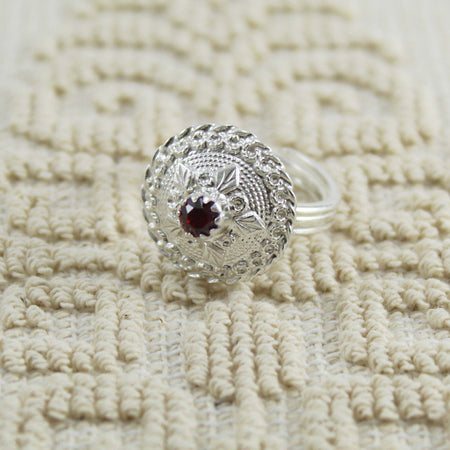 Anello sardo da donna a bottone con pietra rossa in argento