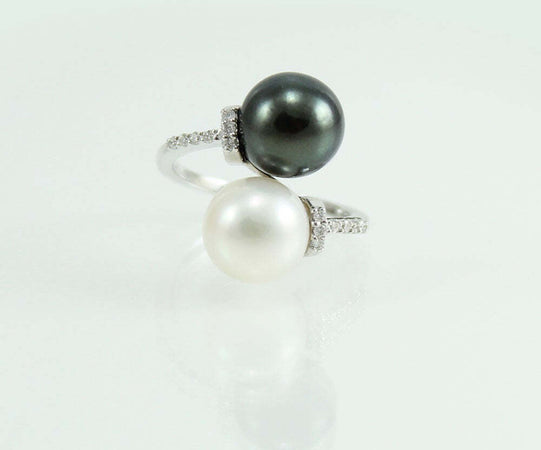 Anello oro bianco perla Tahiti grigia e Edison bianca Coscia