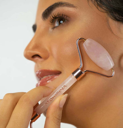 Atokirina Skincare Box Siero Viso Anti Età 30ml Acido Ialuronico 3p Puro Vit C-E Roller Guasha Pietre Naturali 100% Massaggio Rimodellante Antirughe Made in Italy Atokirina Beauty