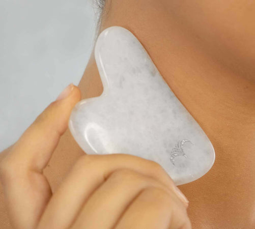 Atokirina Skincare Box Siero Viso Anti Età 30ml Acido Ialuronico 3p Puro Vit C-E Roller Guasha Pietre Naturali 100% Massaggio Rimodellante Antirughe Made in Italy Atokirina Beauty