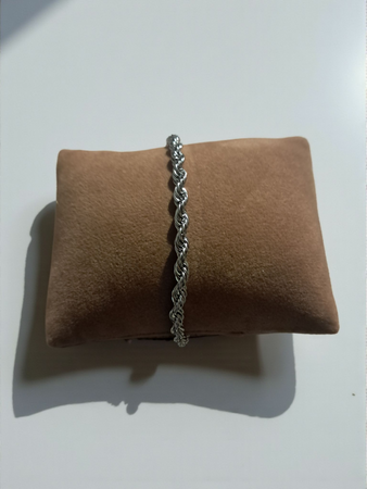 Elegante set da donna composto da: ? Anello misura 19 mm placcato oro bianco, con pietra zirconia sintetica incastonata al centro – luminoso e raffinato, ideale per aggiungere un tocco chic a ogni look. ? Bracciale intrecciato stile hip hop da 20 cm, d