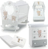 Azzurra Design Love Me Con Oblò Lettino Neonati + Fasciatoio Bagnetto Vaschetta Anatomica + Completo Lettino Piumone + Lenzuolo+ Materasso In Omaggio Casa e cucina/Arredamento/Cameretta bambini/Lettini per neonati e bambini/Lettini con sbarre Mondo Bimbo - Bagnara Calabra, Commerciovirtuoso.it