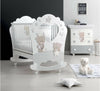 Azzurra Design Love Me Con Oblò Lettino Neonati + Fasciatoio Bagnetto Vaschetta Anatomica + Completo Lettino Piumone + Lenzuolo+ Materasso In Omaggio Casa e cucina/Arredamento/Cameretta bambini/Lettini per neonati e bambini/Lettini con sbarre Mondo Bimbo - Bagnara Calabra, Commerciovirtuoso.it