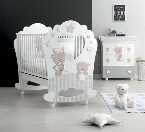 Azzurra Design Love Me Con Oblò Lettino Neonati + Fasciatoio Bagnetto Vaschetta Anatomica + Completo Lettino Piumone + Lenzuolo+ Materasso In Omaggio Casa e cucina/Arredamento/Cameretta bambini/Lettini per neonati e bambini/Lettini con sbarre Mondo Bimbo - Bagnara Calabra, Commerciovirtuoso.it