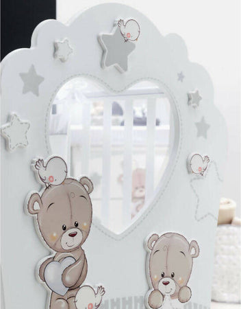 Azzurra Design Love Me Con Oblò Lettino Neonati + Fasciatoio Bagnetto Vaschetta Anatomica + Completo Lettino Piumone + Lenzuolo+ Materasso In Omaggio Casa e cucina/Arredamento/Cameretta bambini/Lettini per neonati e bambini/Lettini con sbarre Mondo Bimbo - Bagnara Calabra, Commerciovirtuoso.it