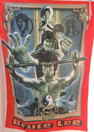 Bandiera Bruce Lee Verticale Uso Interno Ed Esterno 100 X 150 Cm Con Fodero Per Asta Casa e cucina/Decorazioni per interni/Arte/Poster e stampe Il Distintivo - Pesaro, Commerciovirtuoso.it