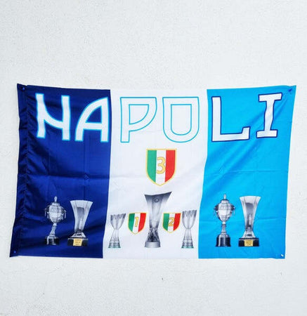 Bandiera-Con-Coppe-Trofei-Italia-3°-Scudetto-Calcio-Squadra-Napoli-90x140-Cm