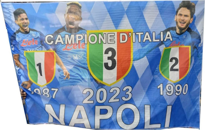 Bandiera Forza Napoli 3 Scudetto Osimhen Simeone Kvaratskhelia Campione 90x140cm Sport e tempo libero/Fan Shop/Calcio/Bandiere e gagliardetti Trade Shop italia - Napoli, Commerciovirtuoso.it