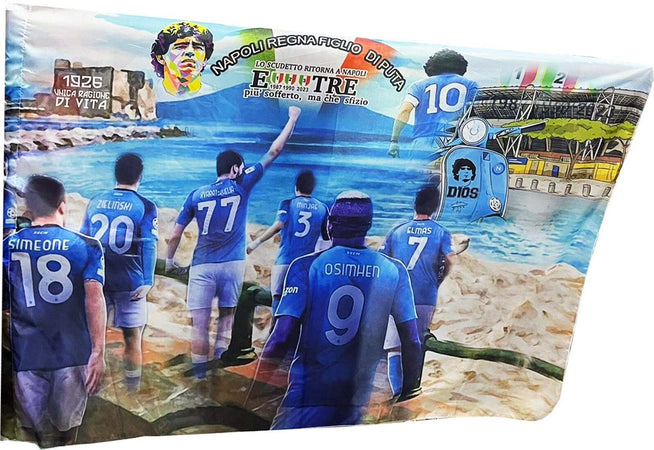 Bandiera Forza Napoli Festa 3 Scudetto Mare Vesuvio Campione Italia 90x140 Cm Sport e tempo libero/Fan Shop/Calcio/Bandiere e gagliardetti Trade Shop italia - Napoli, Commerciovirtuoso.it