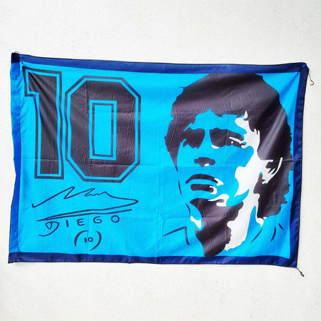 Bandiera Napoli Campione D'italia Maradona N 10 Scudetto Calcio Squadra 90x140cm Sport e tempo libero/Fan Shop/Calcio/Bandiere e gagliardetti Trade Shop italia - Napoli, Commerciovirtuoso.it