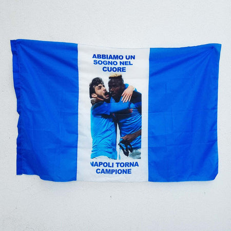 Bandiera Napoli Campione D'italia Sogno Nel Cuore Scudetto Calcio Squadra 90x140 Sport e tempo libero/Fan Shop/Calcio/Bandiere e gagliardetti Trade Shop italia - Napoli, Commerciovirtuoso.it