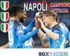 Bandiera Napoli Festa 3 Scudetto Campioni D'italia Anguissa Zielinski 90x140cm Sport e tempo libero/Fan Shop/Calcio/Bandiere e gagliardetti Trade Shop italia - Napoli, Commerciovirtuoso.it