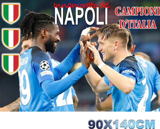 Bandiera Napoli Festa 3 Scudetto Campioni D'italia Anguissa Zielinski 90x140cm Sport e tempo libero/Fan Shop/Calcio/Bandiere e gagliardetti Trade Shop italia - Napoli, Commerciovirtuoso.it