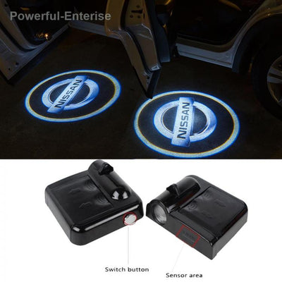KIT LUCI LED LOGO AUTO PROIETTORE CORTESIA NISSAN A BATTERIA CON SENSORE MAGNETE UNIVERSALE
