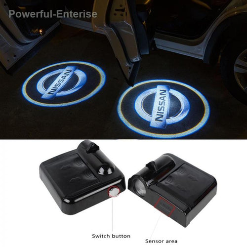 KIT LUCI LED LOGO AUTO PROIETTORE CORTESIA NISSAN A BATTERIA CON SENSORE MAGNETE UNIVERSALE