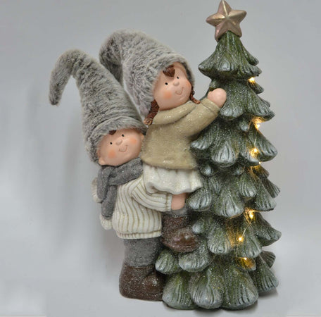 Bimbi con cappello in pelliccia ed albero a led decorazione natalizia in poli-resina h 60 cm Casa e cucina/Decorazioni per interni/Addobbi e decorazioni per ricorrenze/Decorazioni natalizie/Schiaccianoci MagiediNatale.it - Altamura, Commerciovirtuoso.it