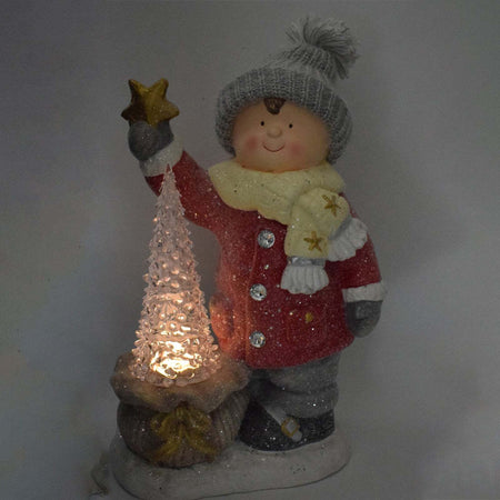 Bimbo con cappello in lana ed albero a led decorazione natalizia in poli-resina h 48 cm Casa e cucina/Decorazioni per interni/Addobbi e decorazioni per ricorrenze/Decorazioni natalizie/Schiaccianoci MagiediNatale.it - Altamura, Commerciovirtuoso.it