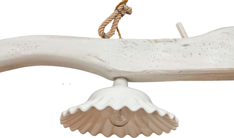 Biscottini-Giogo-lampadario-in-massello-di-tiglio-bianca-anticata-con-paralume-ondulato-Made-in-Italy