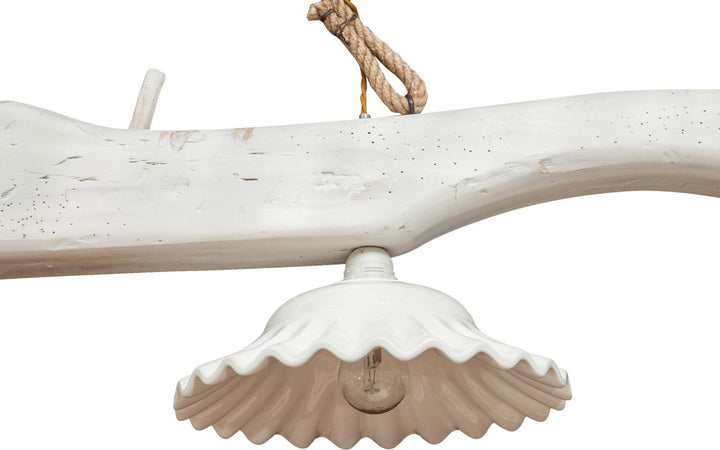 Biscottini-Giogo-lampadario-in-massello-di-tiglio-bianca-anticata-con-paralume-ondulato-Made-in-Italy