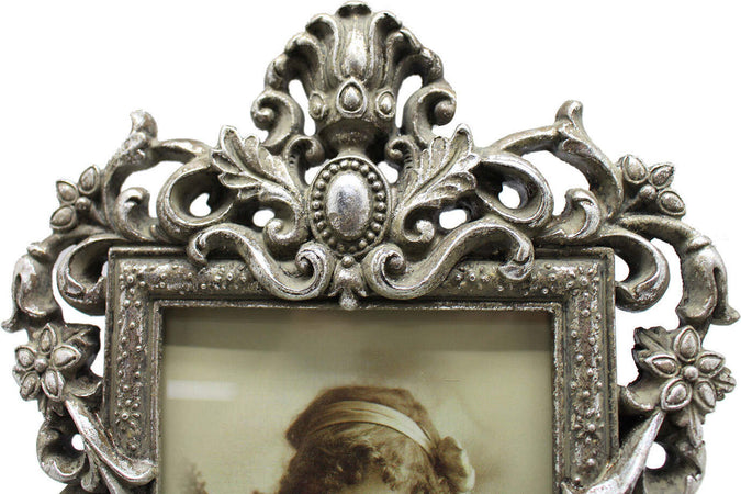 Biscottini-Portafoto-da-appoggio-a-cuore-in-resina-finitura-argento-anticata-L18xPR2xH27-cm