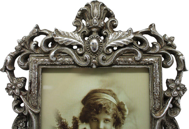 Biscottini-Portafoto-da-appoggio-a-cuore-in-resina-finitura-argento-anticata-L21xPR2xH29-cm