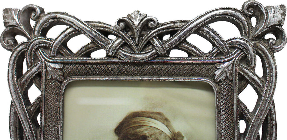 Biscottini-Portafoto-da-appoggio-verticale/orizzontale-in-resina-finitura-argento-anticata-L18,5xPR2xH24-cm