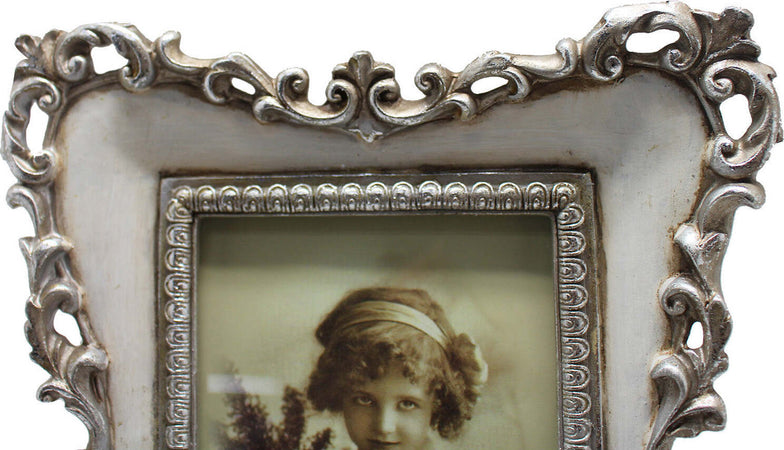 Biscottini-Portafoto-da-appoggio-verticale/orizzontale-in-resina-finitura-argento-e-bianca-anticata-L19,5xPR3xH24-cm