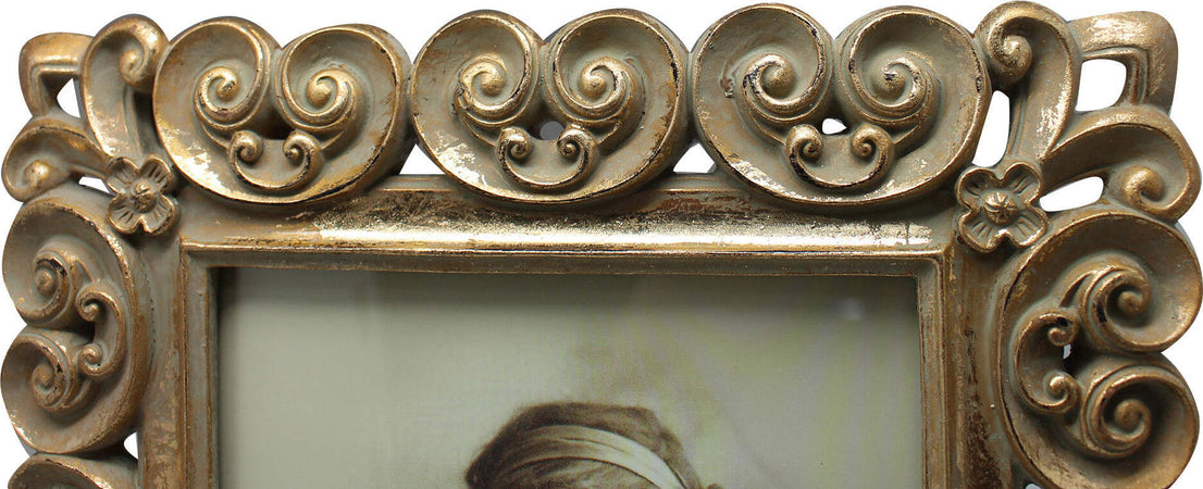 Biscottini-Portafoto-da-appoggio-verticale/orizzontale-in-resina-finitura-oro-anticata-L25xPR2xH30-cm