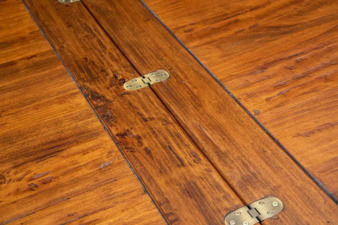 Biscottini-Tavolo-allungabile-Country-fatto-a-mano-in-legno-massello-di-tiglio-struttura-bianca-anticata-piano-noce-Made-in-Italy