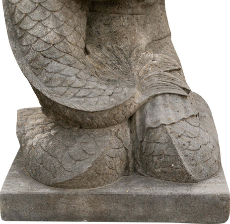 Biscottini-Vecchia-statua-in-pietra-raffigurante-un-uomo-con-un-pesce