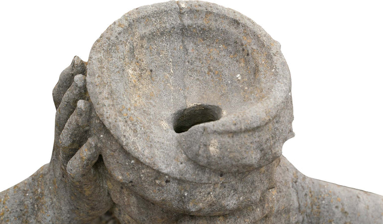 Biscottini-Vecchia-statua-in-pietra-raffigurante-un-uomo-inginocchiato