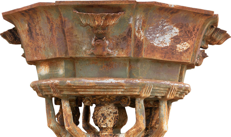 Biscottini-Vecchia-statua-raffigurante-tre-donne-in-fusione-di-ghisa