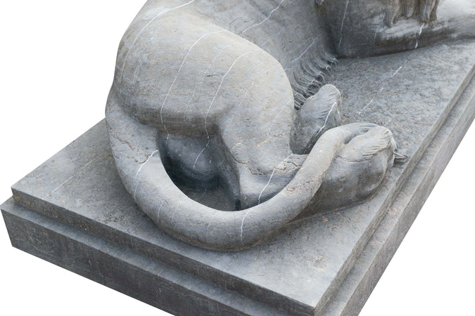 Biscottini-Vecchia-statua-raffigurante-una-coppia-di-leoni-in-pietra