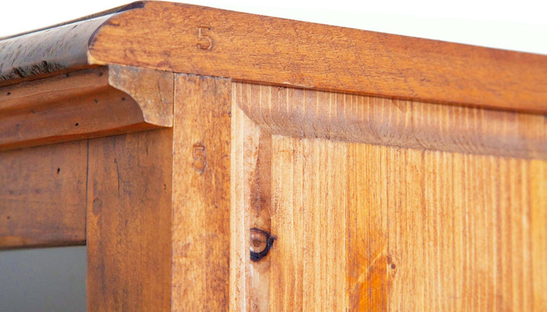 Biscottini-Vetrina-Country-in-legno-massello-di-tiglio-finitura-noce-L55xPR43xH150-cm.-Made-in-Italy