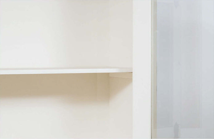 Biscottini-Vetrina-credenza-in-legno-massello-di-tiglio-finitura-bianca-anticata-L107xPR43xH238-cm.-Made-in-Italy