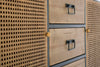Credenza Elton con struttura in acciaio, cassetti in legno di abete, stile vintage