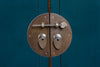 Credenza Jinan, struttura in legno di olmo riciclato, con finitura lucida, maniglie in rame
