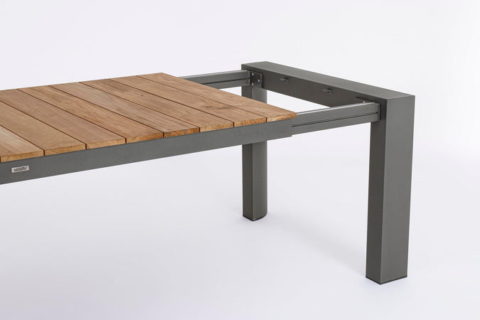 Tavolo allungabile "Cameron" con struttura in alluminio, piano in teak, stile moderno