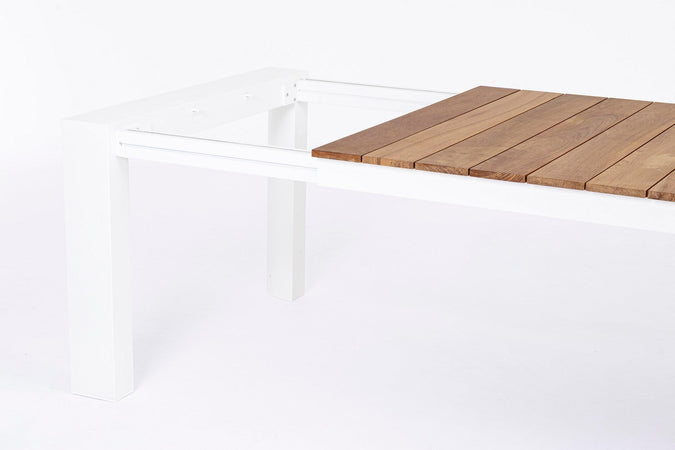 Tavolo allungabile "Cameron" con struttura in alluminio, piano in teak, stile moderno