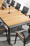 Tavolo allungabile Cameron con struttura in alluminio, piano in teak, stile moderno
